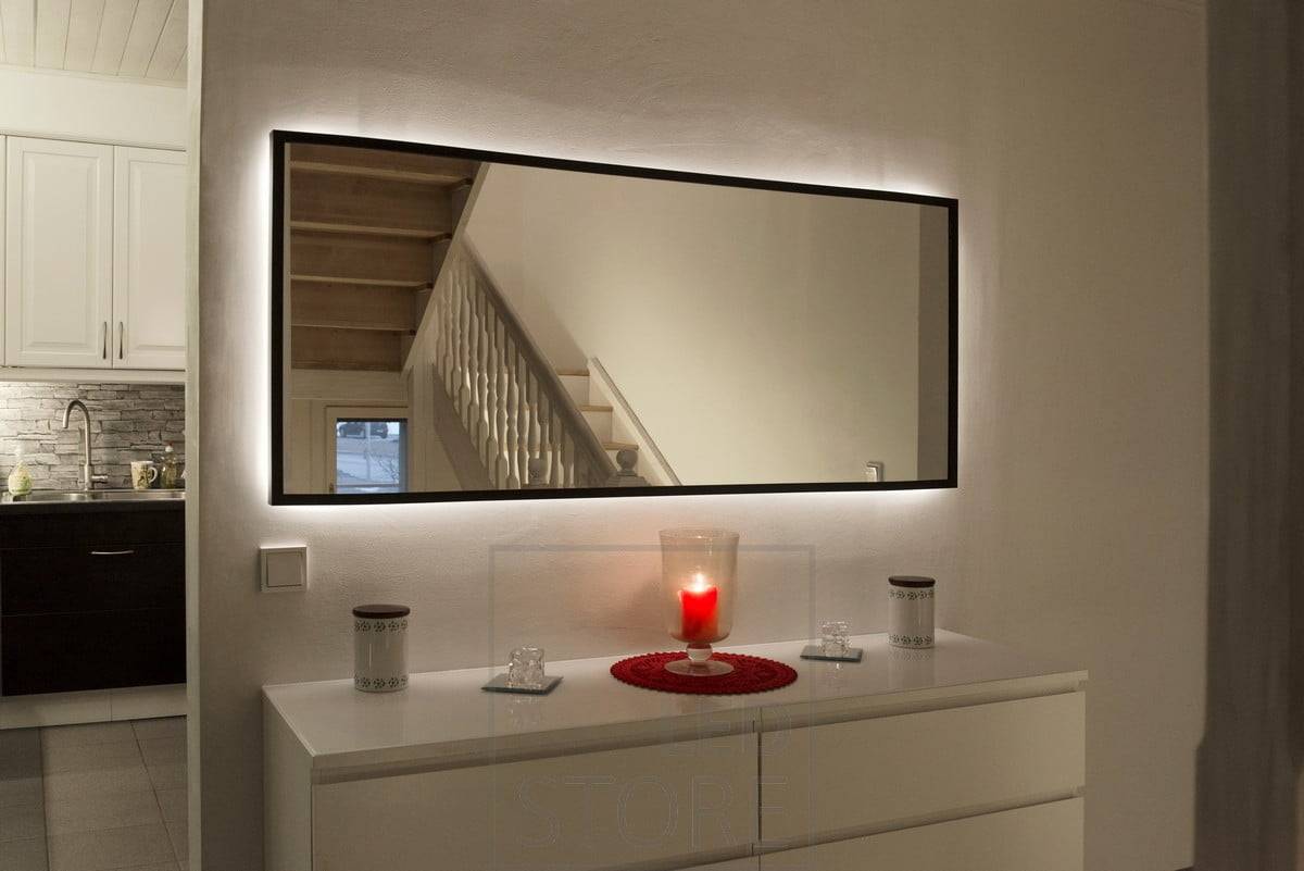 Miroir mis en valeur par un ruban LED. Bande LED montée derrière le miroir dans le cadre, éclairant le mur d'une lumière indirecte. Ledstore.fi