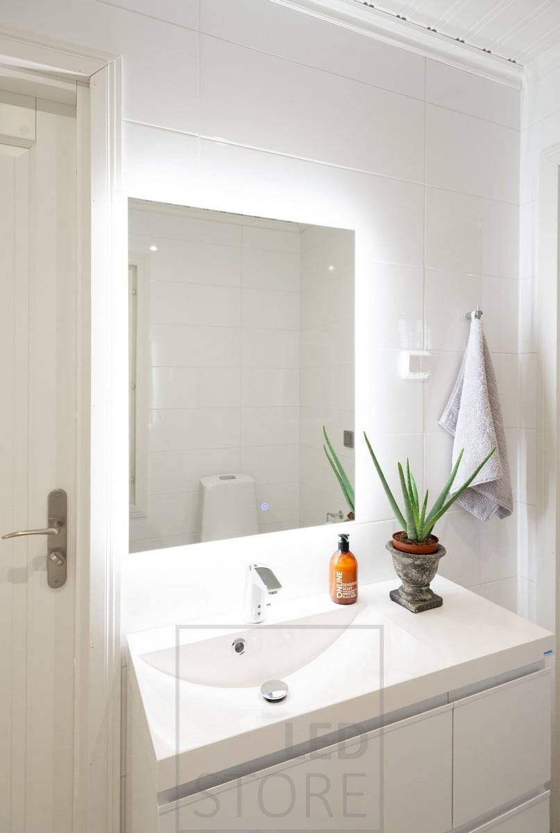 Le miroir lumineux HALO est un complément élégant à l'éclairage de votre salle de bains. Ce miroir de haute qualité à cadre métallique est doté d'un système antigel, d'un variateur de lumière et d'un contrôle de la température de couleur, ainsi que de boutons tactiles élégants. Ledstore.fi