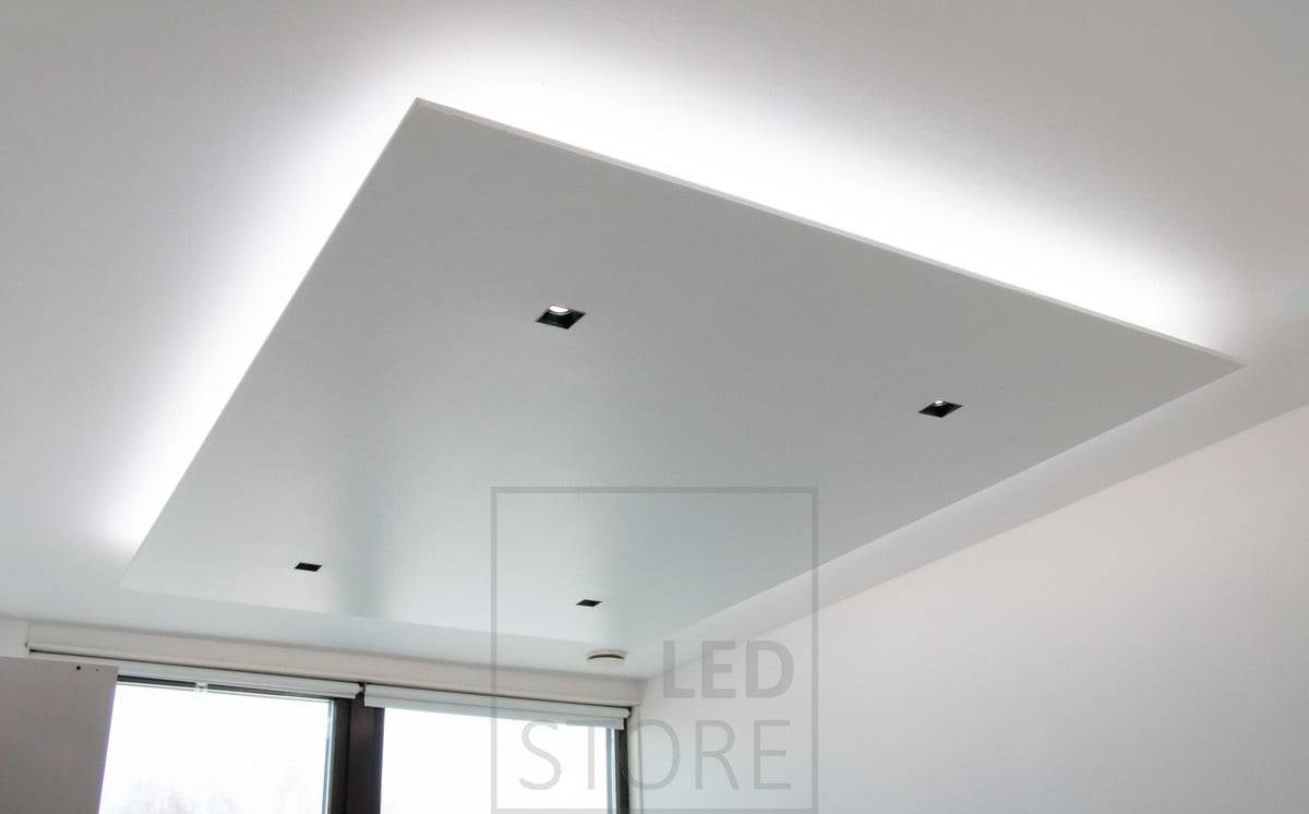 Des spots architecturaux et des spots disparaissant à l'intérieur du toit sont appliqués à une descente au milieu de l'espace. La lumière provient magnifiquement d'un seul point et l'anneau intérieur du luminaire est noir, ce qui accentue l'effet du downlight invisible. Ledstore.fi