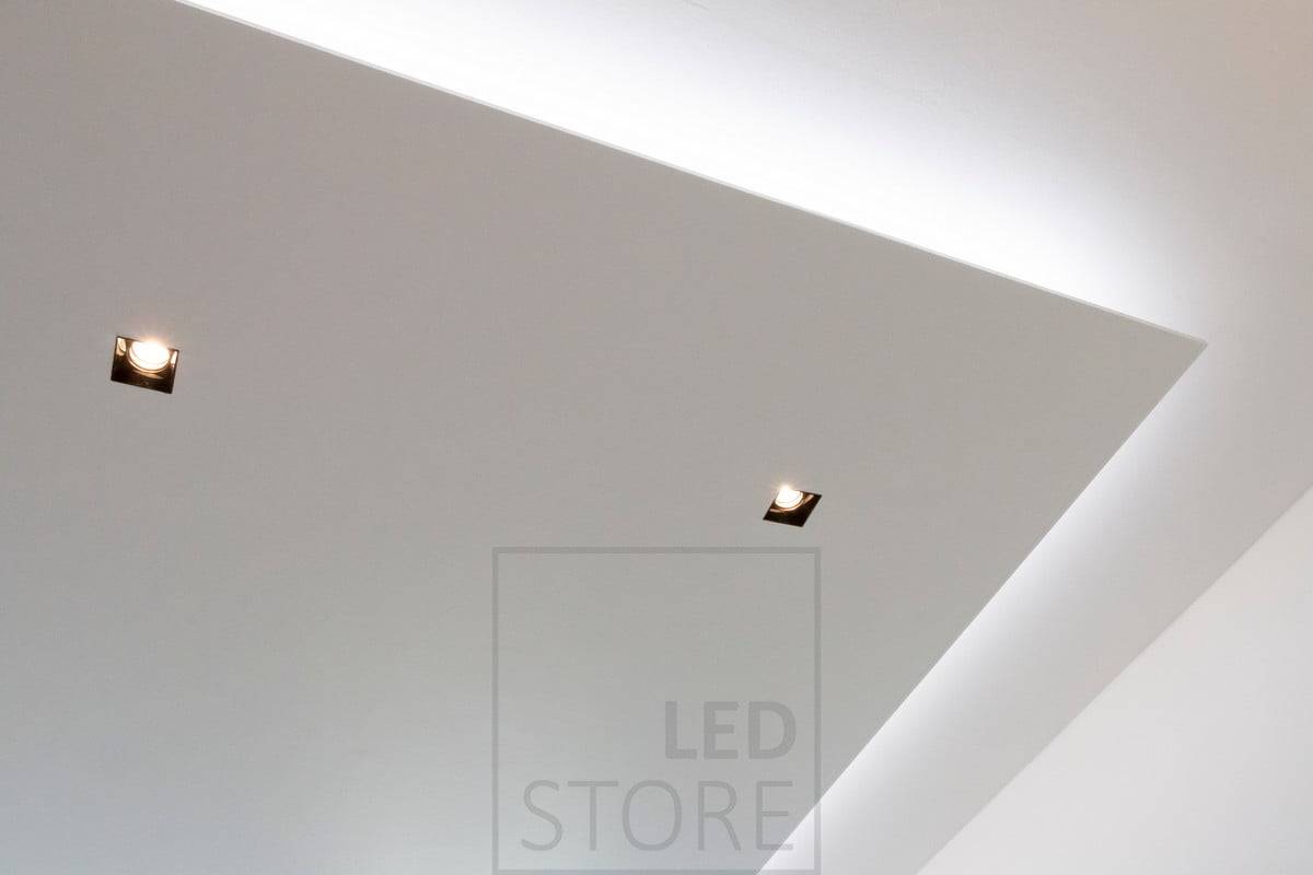 Spots architecturaux et spots à disparition en toiture. La lumière provient magnifiquement d'un seul point et l'anneau intérieur du luminaire est noir, ce qui accentue l'effet du downlight invisible. Ledstore.fi