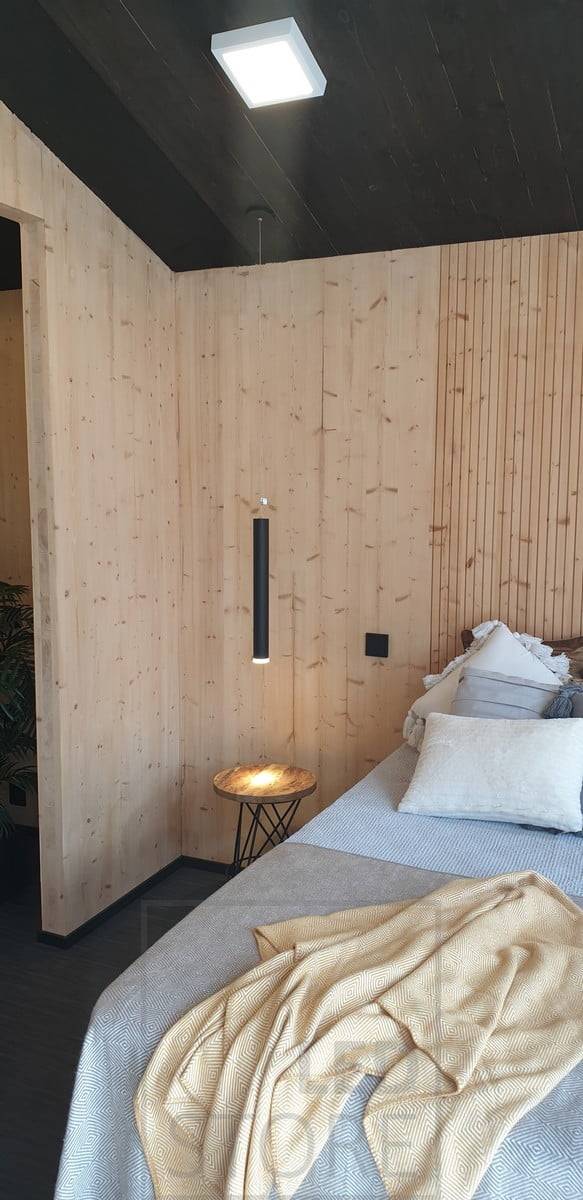 Luminaire Led PIIPPU comme liseuse à côté du lit. L'angle d'ouverture de la lumière est réglable entre 10 et 60 degrés. Ledstore.fi
