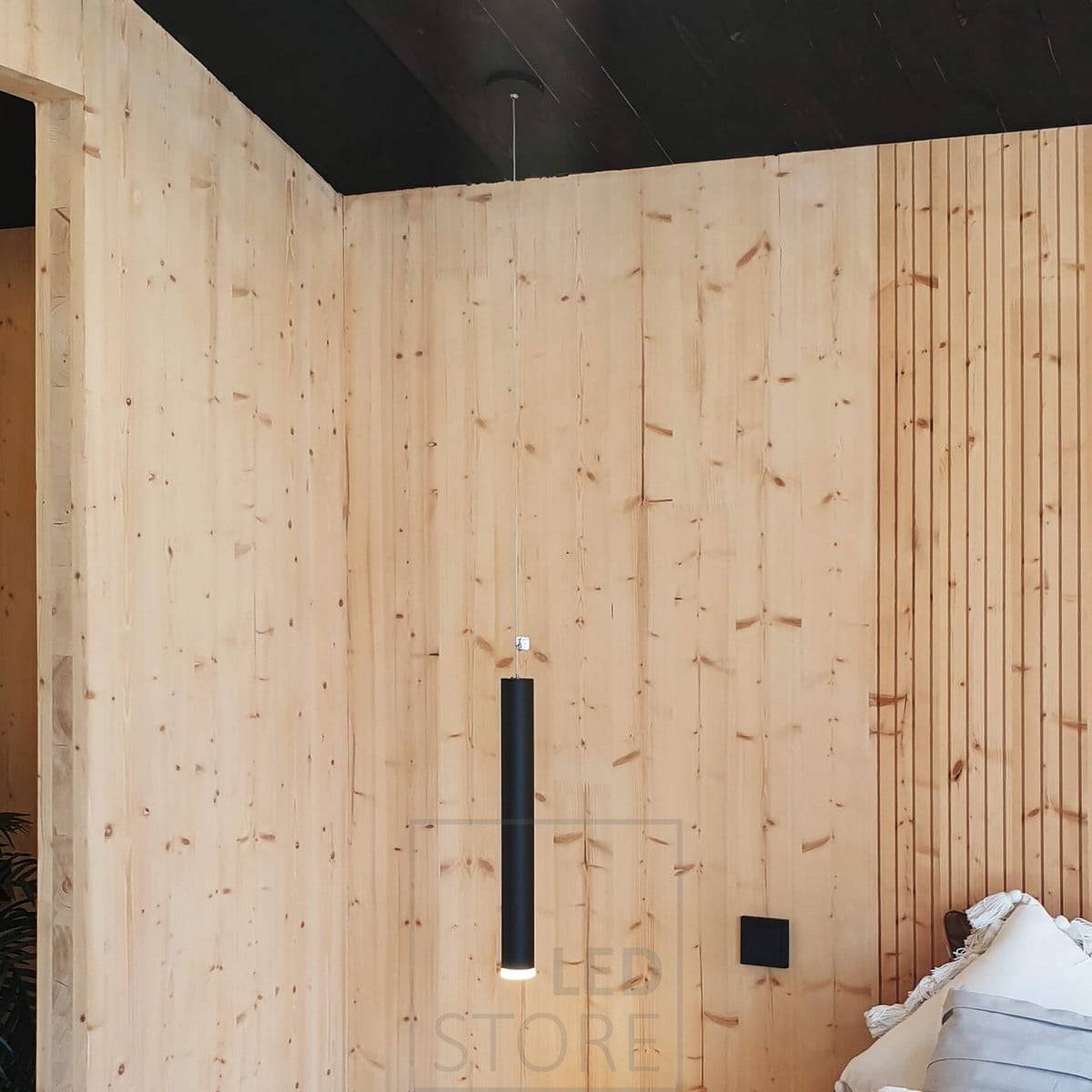 Lampe suspendue à leds dans la chambre à coucher à côté du lit comme lampe de nuit et de lecture. Ledstore.fi