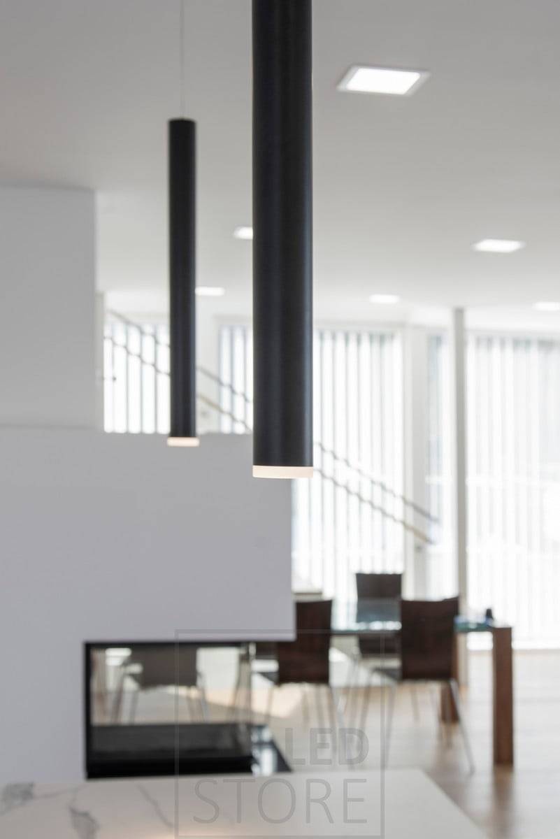 Le Led Pendant est une simple lampe suspendue noire qui fonctionne bien comme lumière d'ambiance, seule ou en groupe. Leddstore.fi