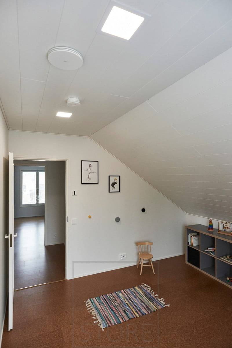 Plafond de chambre à coucher avec panneaux lumineux à Led pour un éclairage général uniforme et efficace. Ledstore.fi