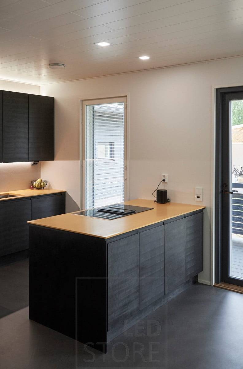 Petits panneaux à leds éclairant un îlot. Des bandes de leds éclairent la cuisine avec un éclairage d'ambiance indirect. Ledstore.fi