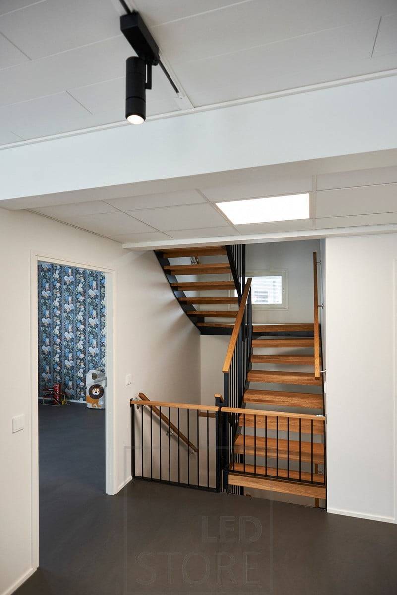 Le grand panneau lumineux à LED fournit un éclairage efficace et crée un effet de lucarne. Ledstore.fi