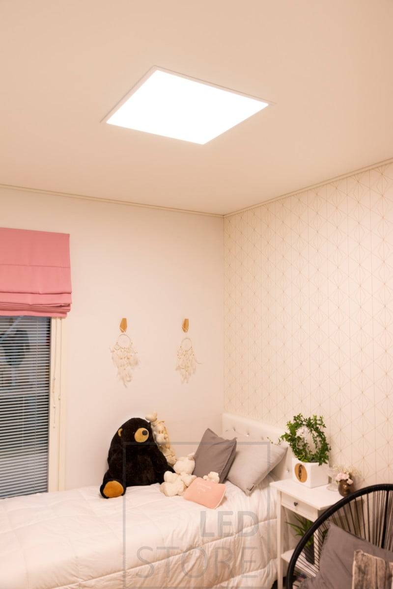 Plafond de chambre à coucher avec panneau UPPOAVA 600x600. Le luminaire ressemble à un puits de lumière et sa température de couleur est réglable. Ledstore.fi
