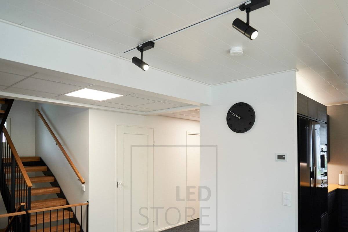 Le grand panneau lumineux à diodes électroluminescentes éclaire efficacement même une grande surface et crée un effet de puits de lumière dans le hall d'entrée. Ledstore.fi