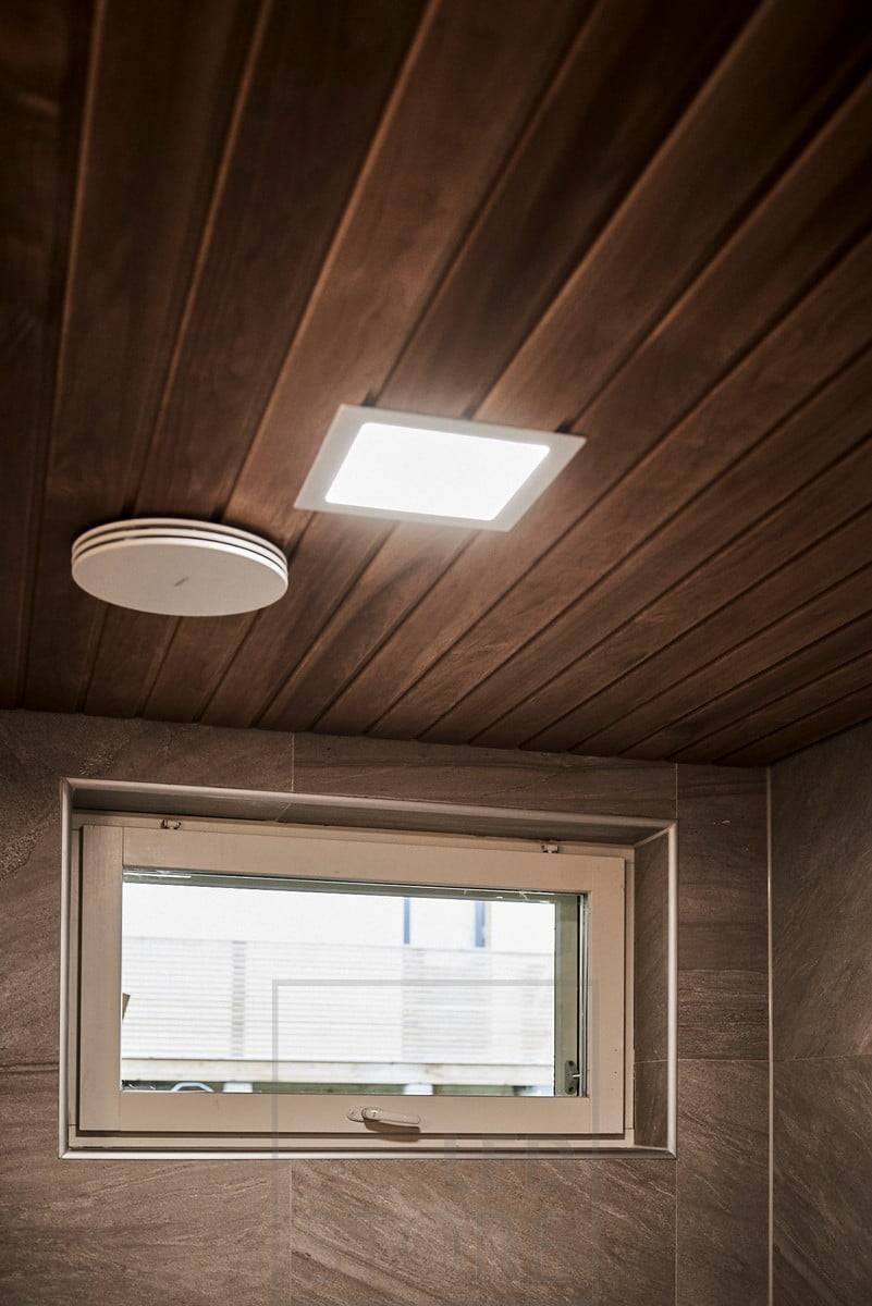 Luminaire LED miniature pour le plafond de la salle de bains, fournissant une lumière uniforme et de haute qualité. Ledstore.fi