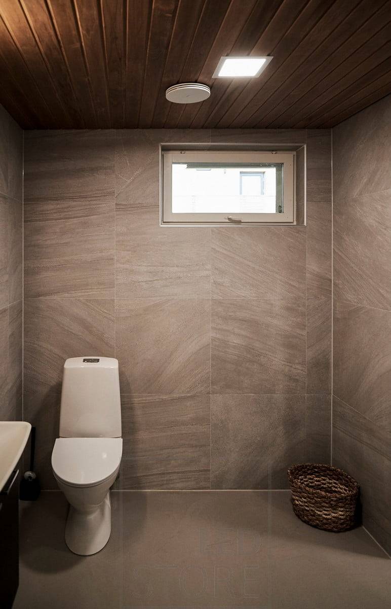 Le panneau lumineux LED éclaire la salle de bain de manière homogène et le design carré est parfait pour ceux qui recherchent un design moderne. Ledstore.fi