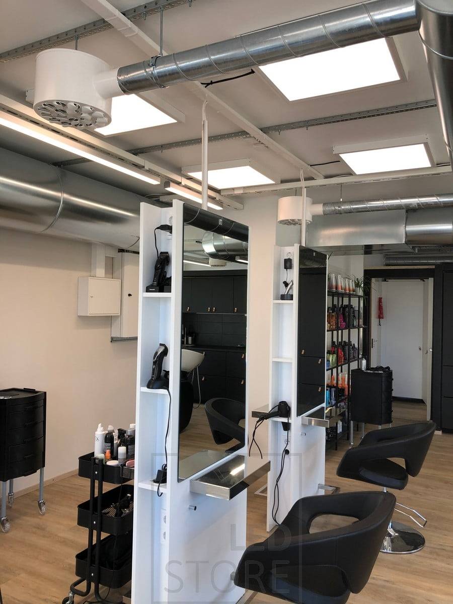 Le salon de coiffure est éclairé par des lampes à panneau 600x600. Grâce à son bon indice de rendu des couleurs et au contrôle de la température de couleur, le panneau est adapté à l'éclairage des espaces les plus exigeants. Ledstore.fi