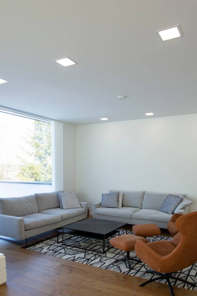 Les panneaux lumineux minimalistes s'harmonisent parfaitement avec le plafond blanc. Le langage moderne du design se marie bien avec la décoration intérieure scandinave. Ledstore.fi