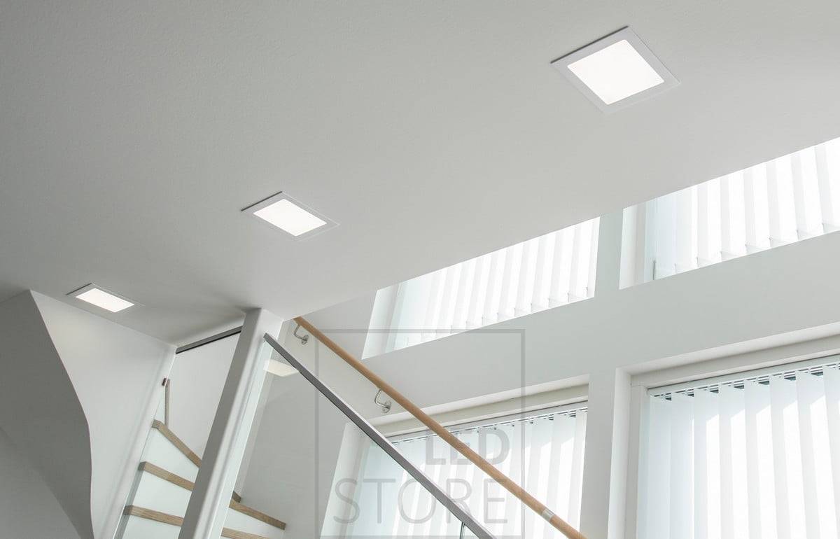 Des panneaux lumineux minimalistes s'harmonisent parfaitement avec le plafond blanc. Ledstore.fi
