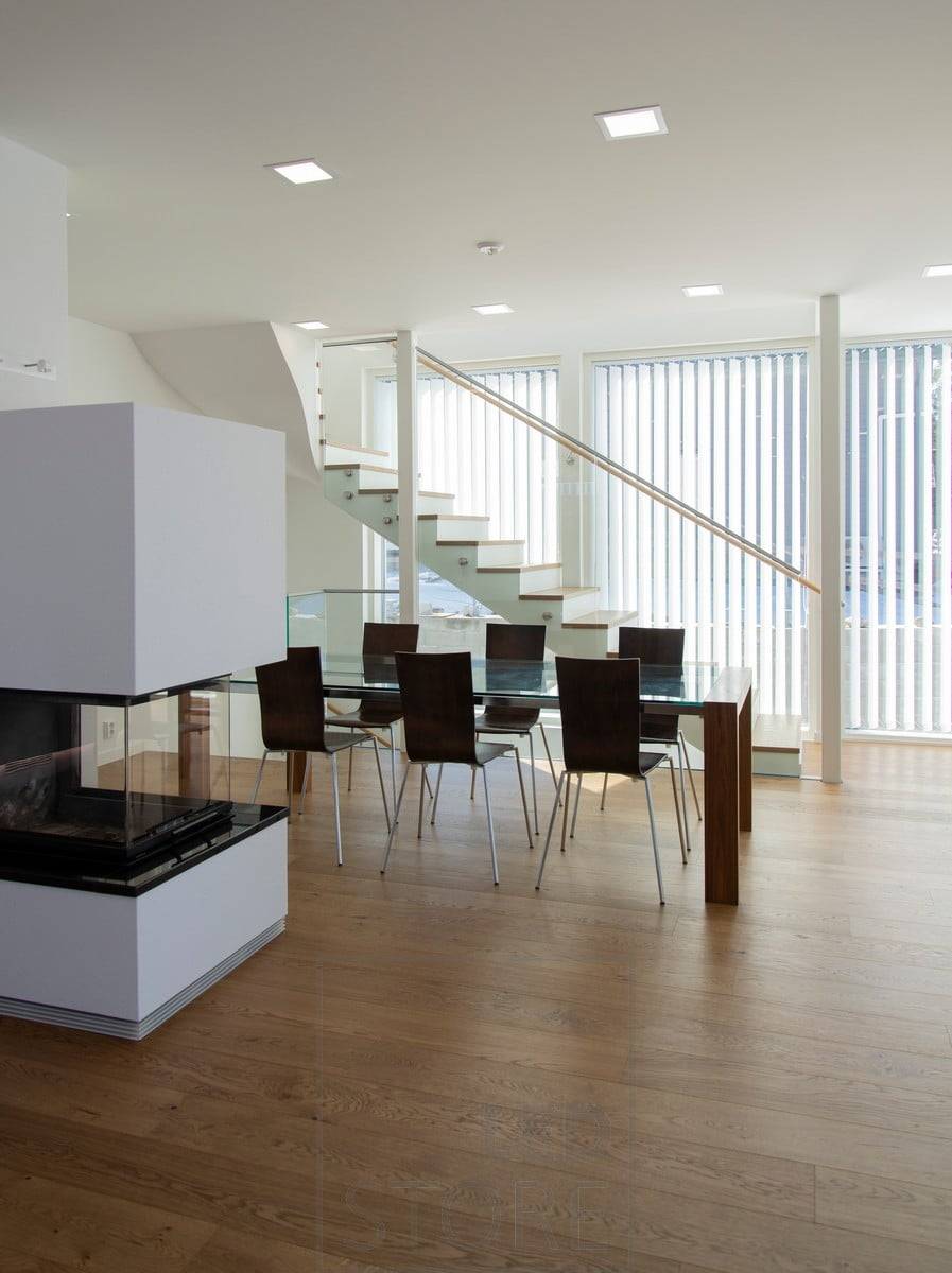 Éclairage de la salle à manger avec des lampes à panneau. Le look est moderne et les lampes minimalistes s'intègrent parfaitement à l'intérieur scandinave. Ledstore.fi