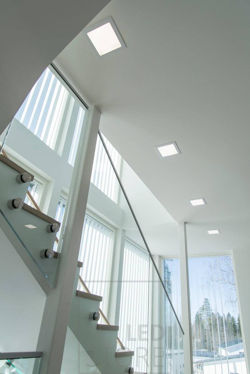 Près de l'escalier, des panneaux lumineux éclairent l'espace d'une lumière générale uniforme. Ledstore.fi