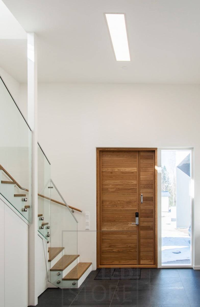 Panneau lumineux à leds UPPOAVA 300x1200 éclairant le couloir. Ledstore.fi