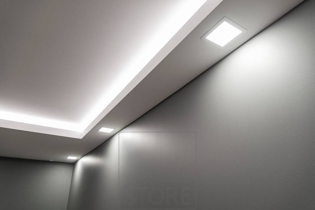 Un abaissement sur les bords est une excellente solution pour les espaces où il n'est pas souhaitable d'abaisser tout le plafond. Des panneaux de LED encastrés et une bande de LED au-dessus de la bande éclairent le plafond. Ledstore.fi
