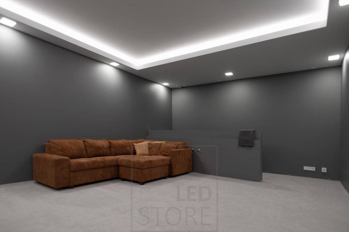 Un éclairage d'ambiance créé dans une pièce sans fenêtre avec des panneaux lumineux et une bande LED. Les lampes à panneau créent un éclairage général et la bande LED fournit un éclairage d'ambiance indirect à travers le plafond. Ledstore.fi