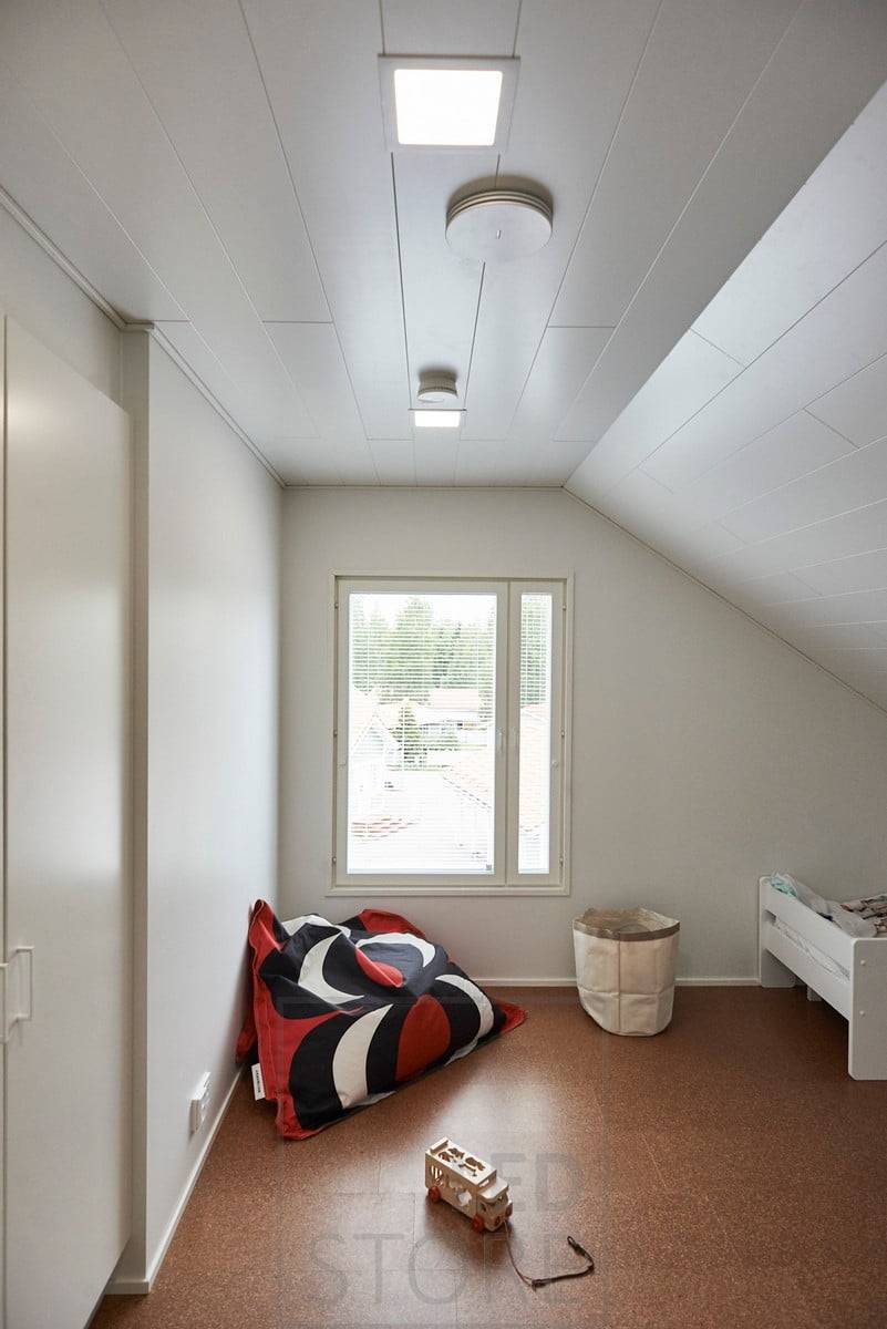 Lampes panneau à led pour l'éclairage des chambres d'enfants. Toujours peints en blanc, les cadres des panneaux s'intègrent avec élégance et grâce au plafond, créant ainsi une finition soignée. Ledstore.fi