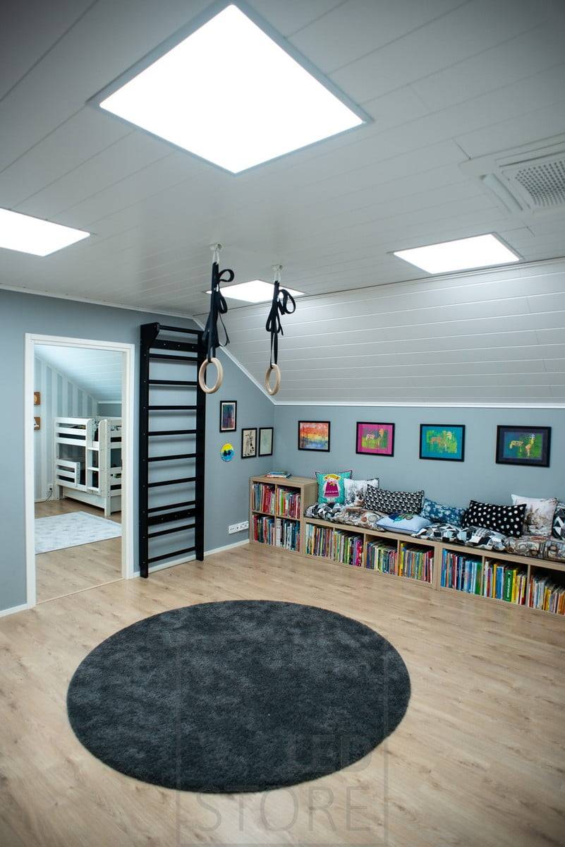 Les panneaux LED, semblables à des puits de lumière, éclairent l'espace de manière efficace et uniforme, sans éblouir. L'éclairage est à la fois réglable en intensité et en température de couleur. Ledstore.fi
