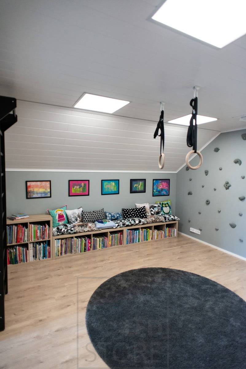 Les panneaux lumineux, semblables à des puits de lumière, créent un excellent éclairage dans l'espace. L'éclairage est à la fois réglable en intensité et en température de couleur. Ledstore.fi