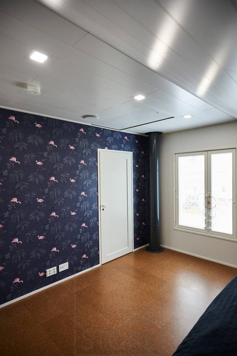 Les luminaires à panneaux LED s'adaptent avec élégance et grâce au plafond, créant une finition soignée. Ledstore.fi