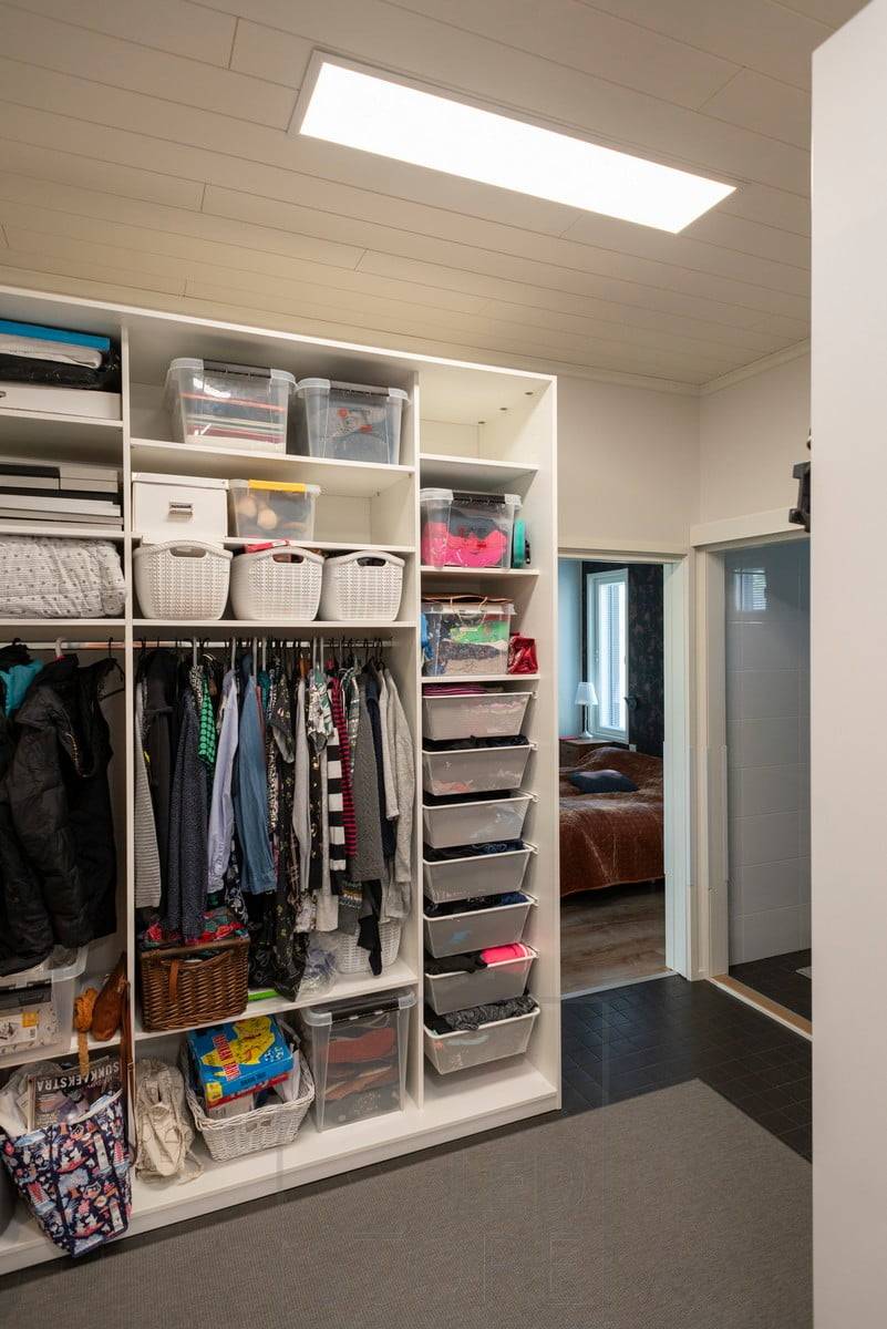 Un éclairage de haute qualité dans une armoire grâce à un grand panneau lumineux LED. Ledstore.fi