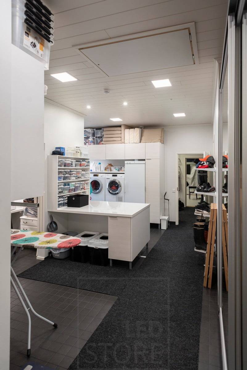 Panneaux LED éclairant la buanderie. Parce que le luminaire fournit un éclairage uniforme et efficace, il constitue un excellent appareil d'éclairage général pour les grands espaces. Ledstore.fi