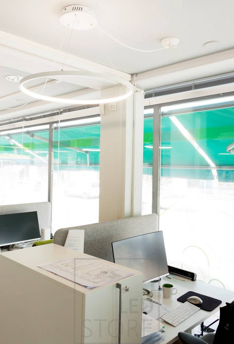 Le bureau est éclairé par des luminaires suspendus RINKELI gracieux et minimalistes. L'éclairage est agréable et réglable et n'éblouit pas la tête de l'écran pendant le travail. Ledstore.fi