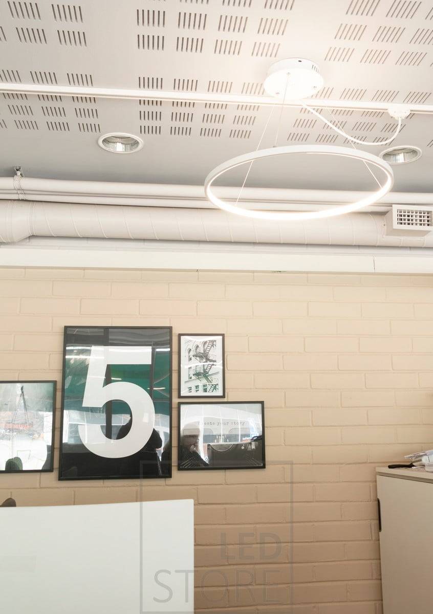 Le bureau est éclairé par des luminaires suspendus RINKELI gracieux et minimalistes. L'éclairage est agréable et réglable. Ledstore.fi
