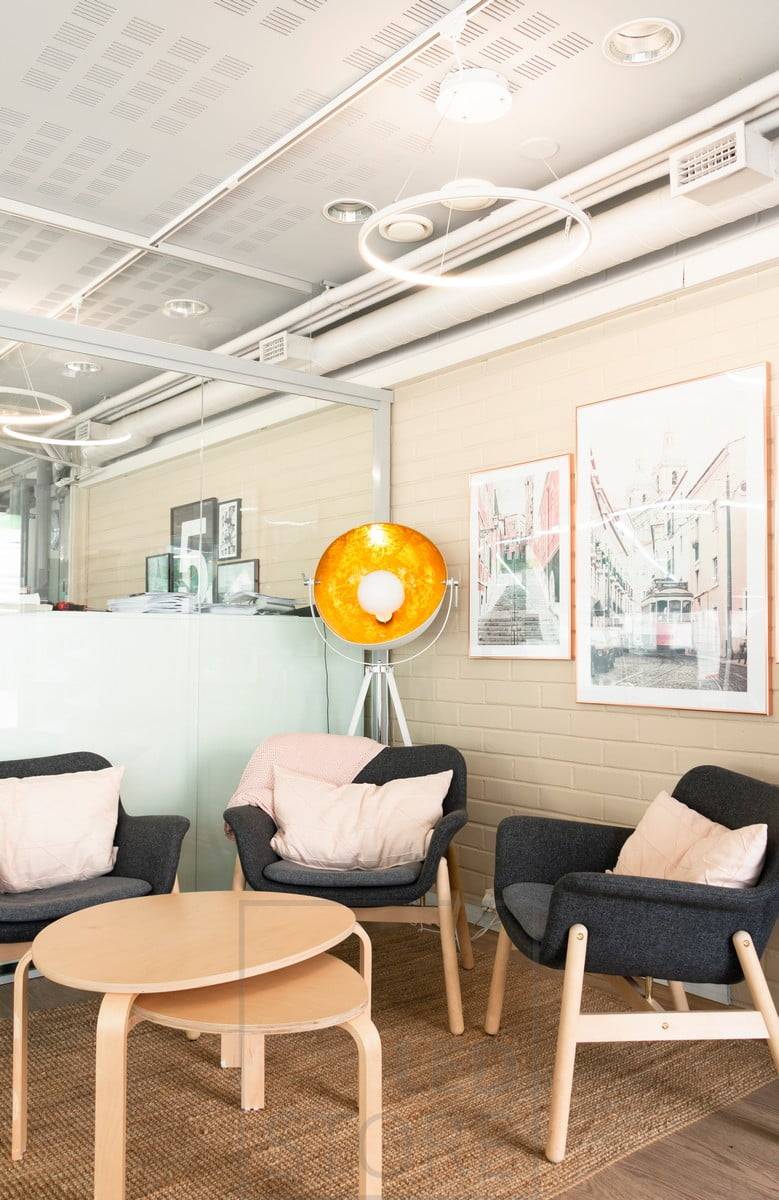 Le bureau est éclairé par les gracieux et minimalistes luminaires suspendus RINKELI avec une lumière agréable et de haute qualité. Ledstore.fi