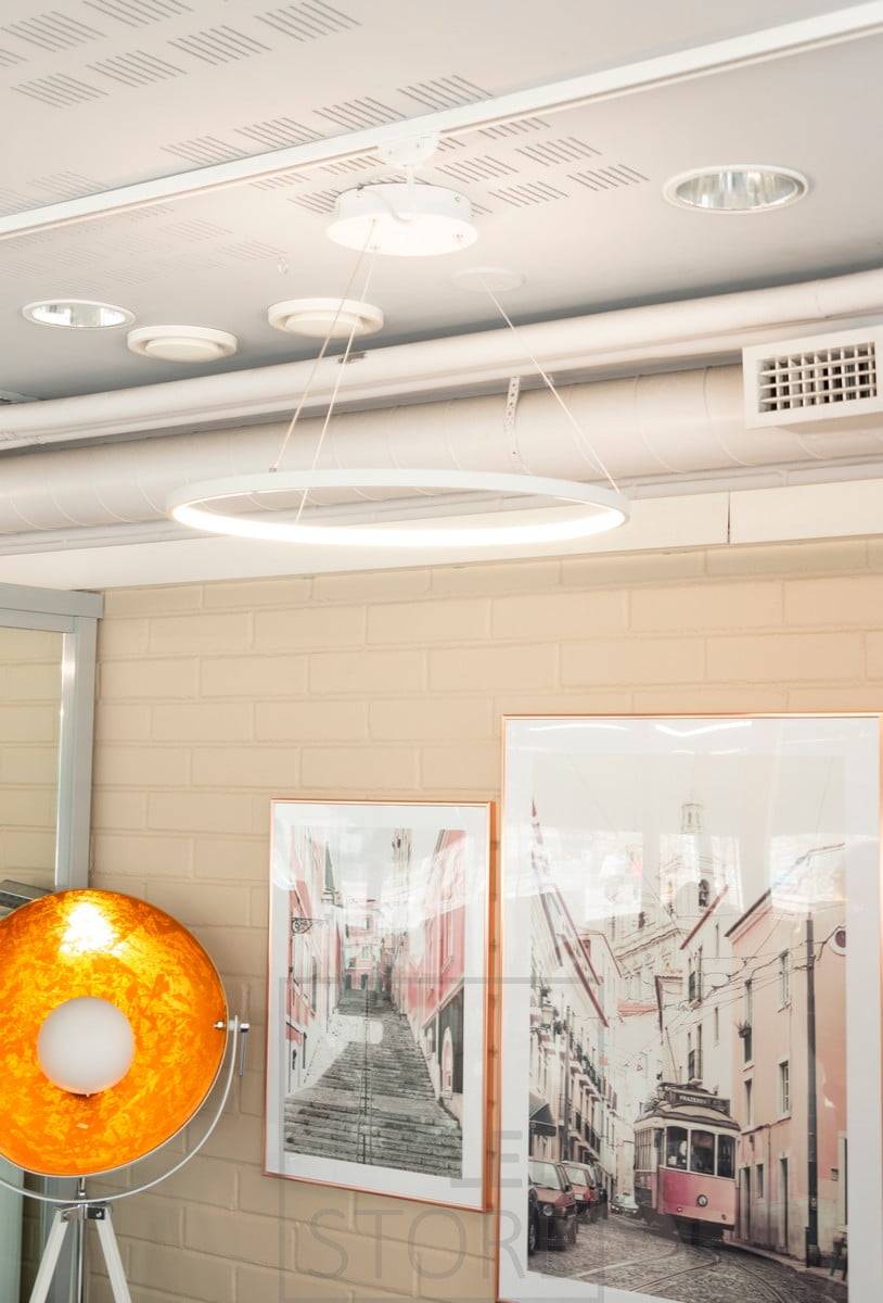 Le bureau est éclairé par les gracieux et minimalistes luminaires suspendus RINKELI avec une lumière agréable. Le luminaire est à la fois gradable et réglable en température de couleur. Ledstore.fi
