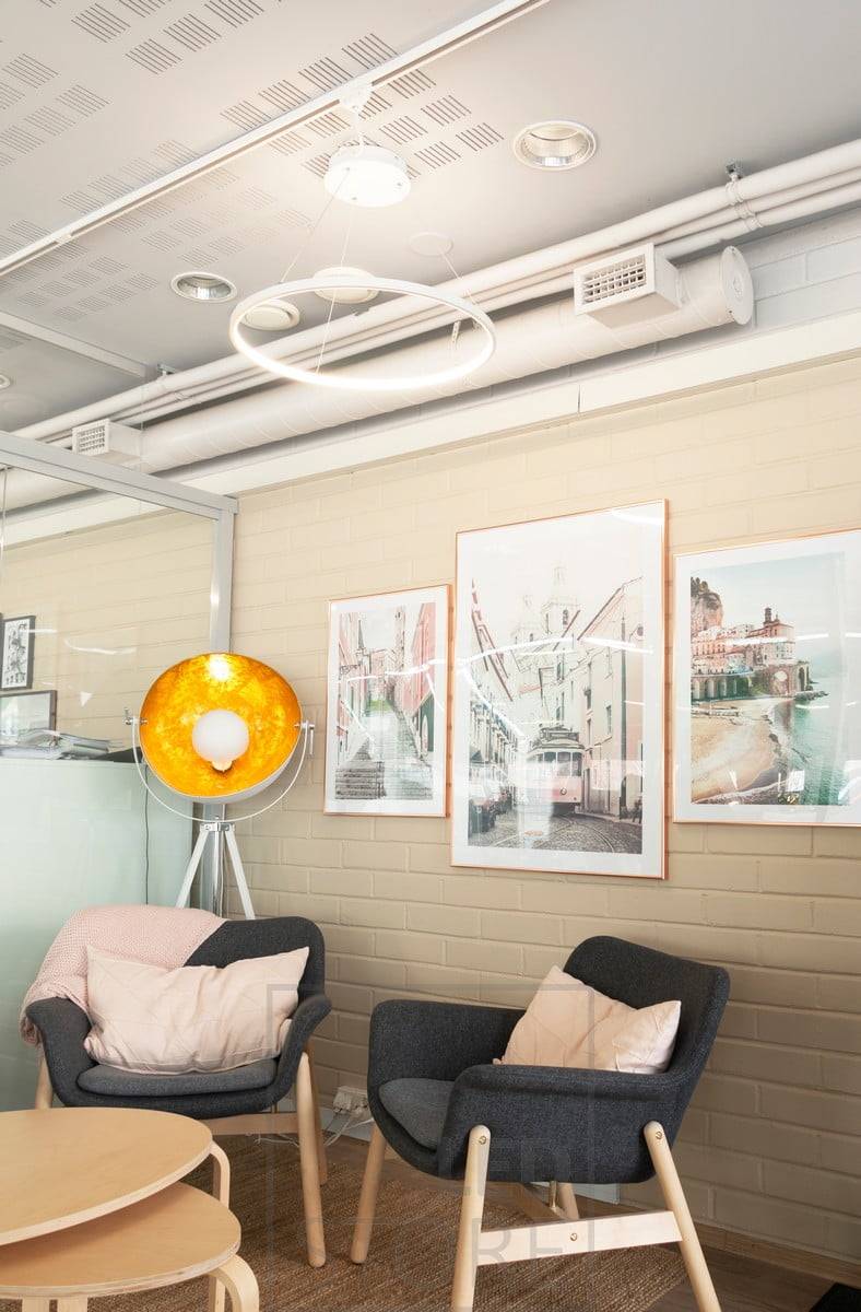 Le bureau est éclairé par les gracieux et minimalistes luminaires suspendus RINKELI avec une lumière agréable et réglable. Le luminaire est à la fois gradable et réglable en température de couleur. Ledstore.fi