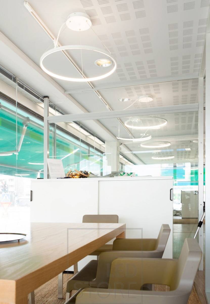 Le bureau est éclairé par les gracieux et minimalistes luminaires suspendus RINKELI avec une lumière agréable et réglable. Ledstore.fi