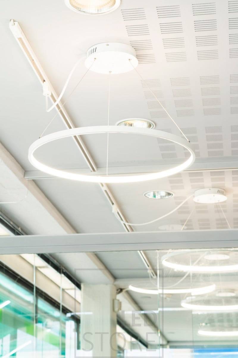 Le bureau est éclairé par des luminaires suspendus RINKELI gracieux et minimalistes. Ledstore.fi