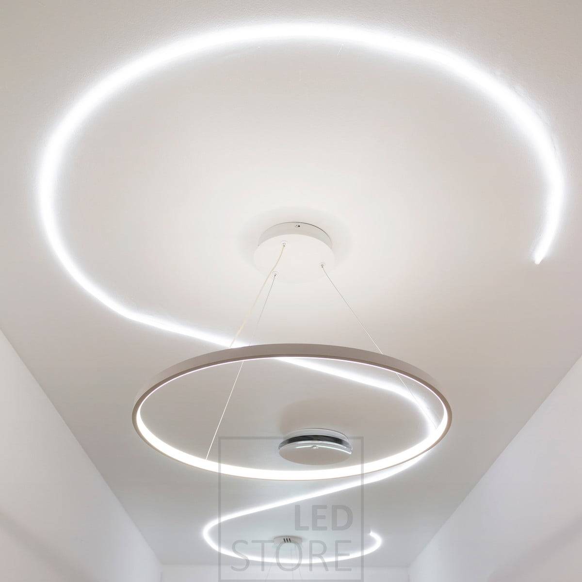 Luminaire suspendu minimaliste et gracieux RINKELI combiné à une bande de LED NEON encastrée dans le plafond. Ledstore.fi