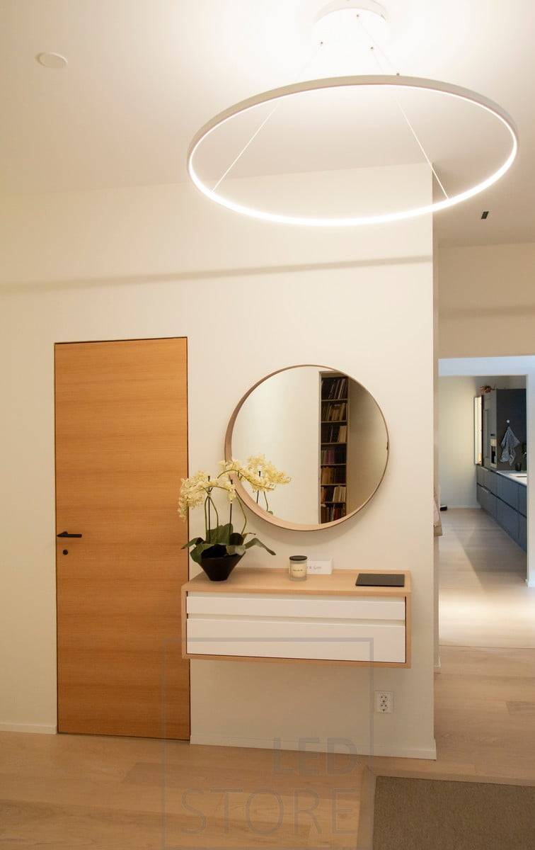 RINKELI comme éclairage de couloir. Le luminaire a un diamètre de 100 cm et constitue un élément marquant dans le couloir. Ledstore.fi
