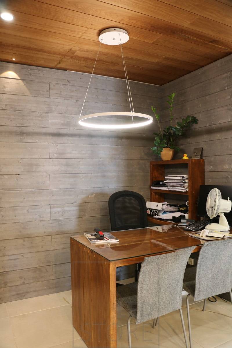 Au-dessus du bureau, une lampe suspendue RINKELI fournit un bon éclairage de travail. Ledstore.fi