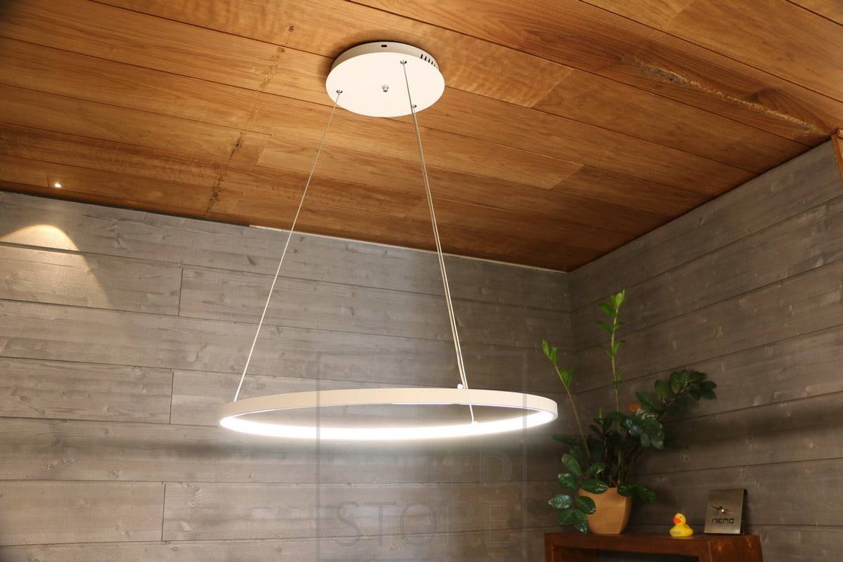 La lampe suspendue RINKELI est minimaliste et gracieuse. Elle convient non seulement à la maison mais aussi au bureau. La lumière est diffusée à travers un diffuseur blanc, à partir du cadre intérieur du luminaire. Ledstore.fi