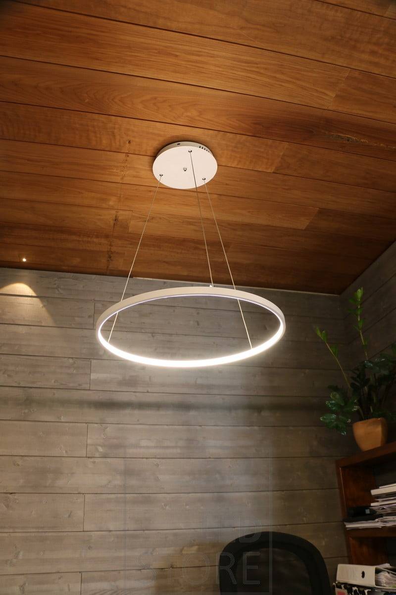 La lampe suspendue RINKELI est minimaliste et gracieuse, elle convient non seulement aux maisons mais aussi aux bureaux. Ledstore.fi