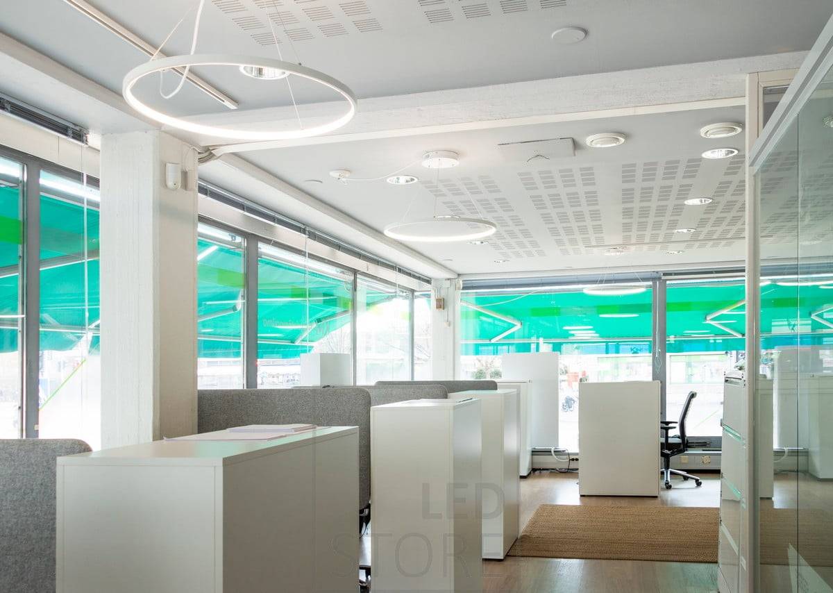 Au plafond, les luminaires suspendus RINKELI sont gracieux et minimalistes. Grâce à leur design intemporel, ils conviennent aussi bien à la maison qu'au bureau. Ledstore.fi