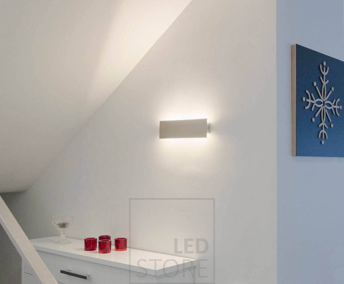 Le luminaire mural STRAIGHT Led fournit une lumière indirecte dans deux directions à travers le mur. Disponible en trois tailles : 300mm, 600mm et 1200mm. Ledstore.fi