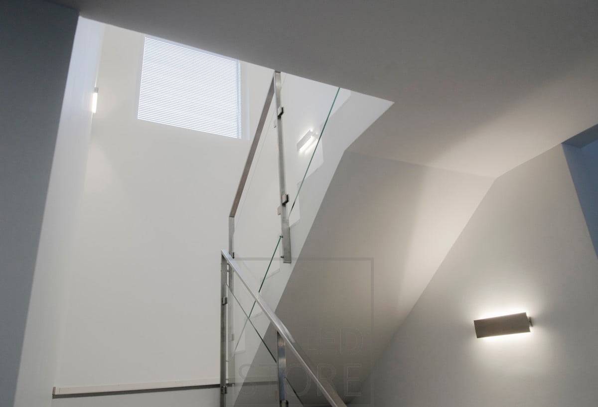 L'applique STRAIGHT Led dans l'escalier éclaire indirectement le haut et le bas du mur, apportant un éclairage d'ambiance doux à l'espace. Ledstore.fi