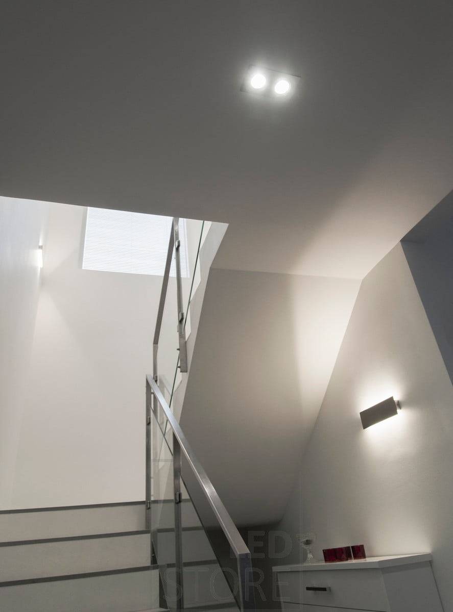 L'applique LED STRAIGHT pour escaliers fournit une lumière indirecte vers le haut et vers le bas du mur, ce qui la rend particulièrement adaptée aux espaces atmosphériques. Ledstore.fi