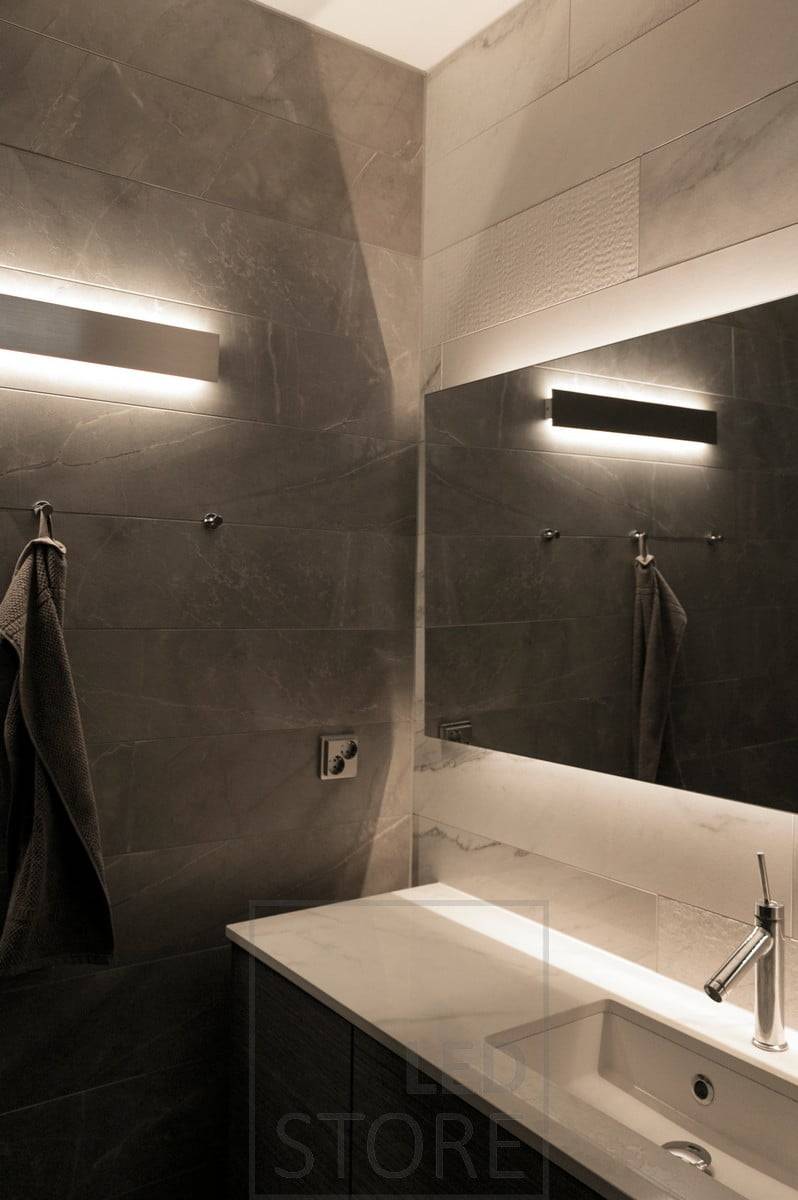 STRAIGHT est une applique simple à éclairage bidirectionnel, également adaptée aux salles de bains (IP44). Ledstore.fi
