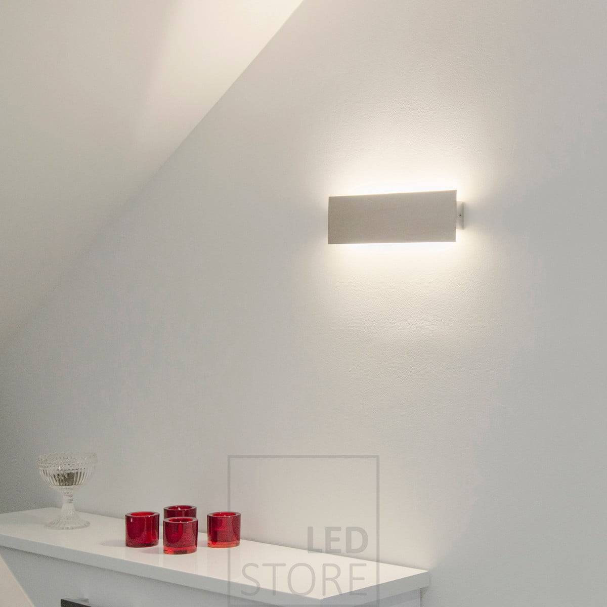 L'applique STRAIGHT Led fournit une lumière indirecte dans deux directions à travers le mur. Ledstore.fi