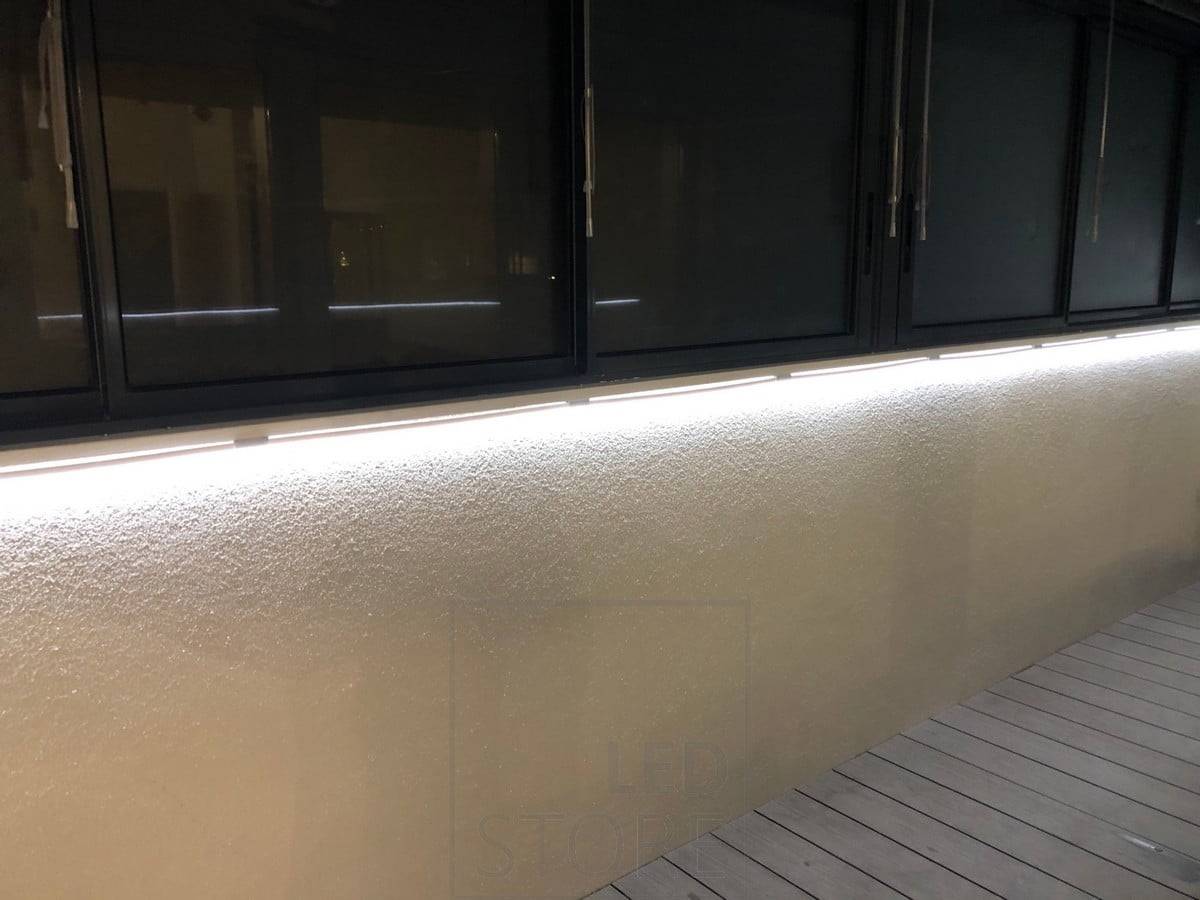 Ruban lumineux fixé à une main courante. La bande de LED NEON est intégrée dans le profilé pliable, ce qui facilite l'installation n'importe où. Ledstore.fi
