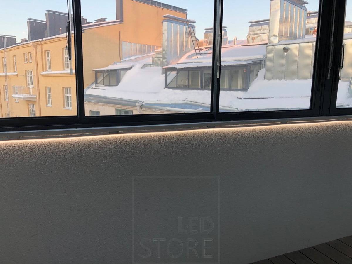 Bande LED NEON montée sous les fenêtres pour créer une lumière d'ambiance. Ledstore.fi