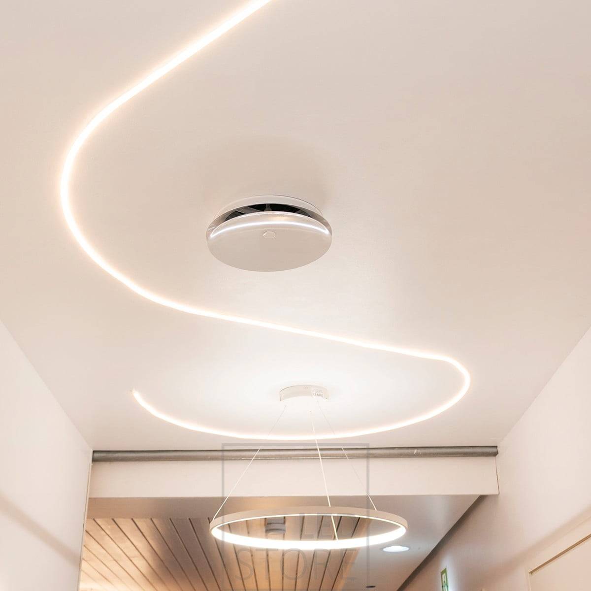 Avec la bande lumineuse pliable NEON, vous pouvez facilement créer différentes formes et votre imagination est la seule limite à son utilisation. La température de couleur de la lumière peut être réglée entre 2400K et 5400K. Ledstore.fi