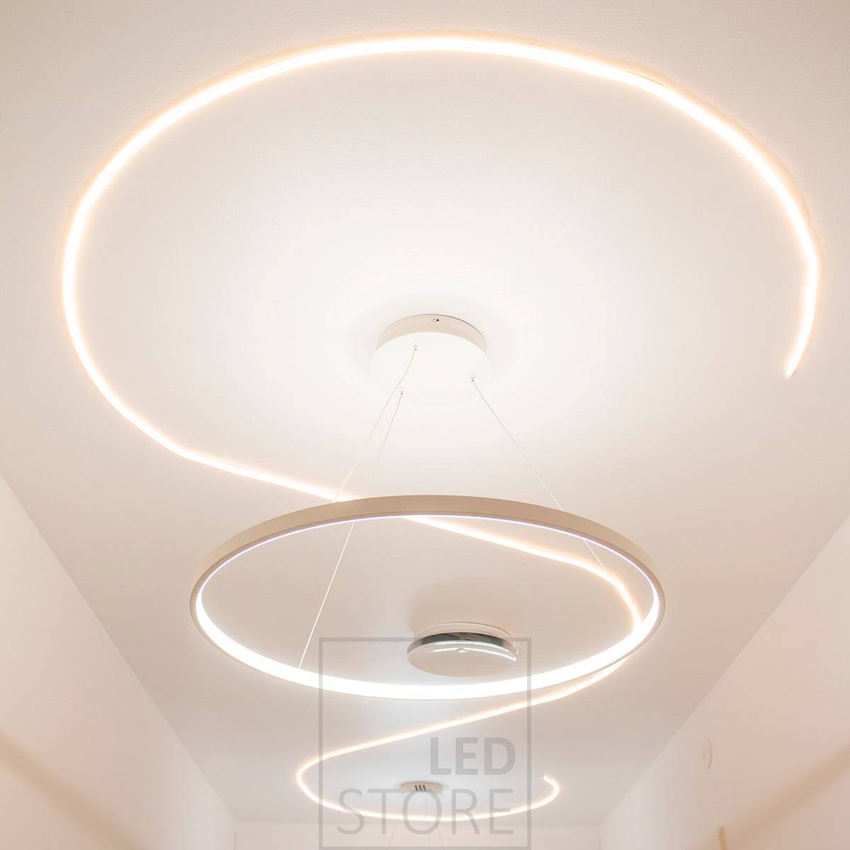 La température de couleur de la lumière de la bande rétractable NEON peut être réglée entre 2400K et 5400K. La bande lumineuse donne au plafond de belles formes circulaires. Ledstore.fi